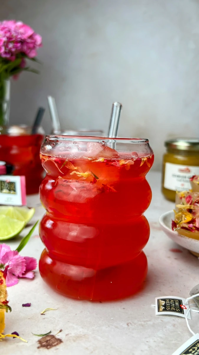 Alpsommer-Eistee mit süssen Honigblüten-Eiswürfeln 
