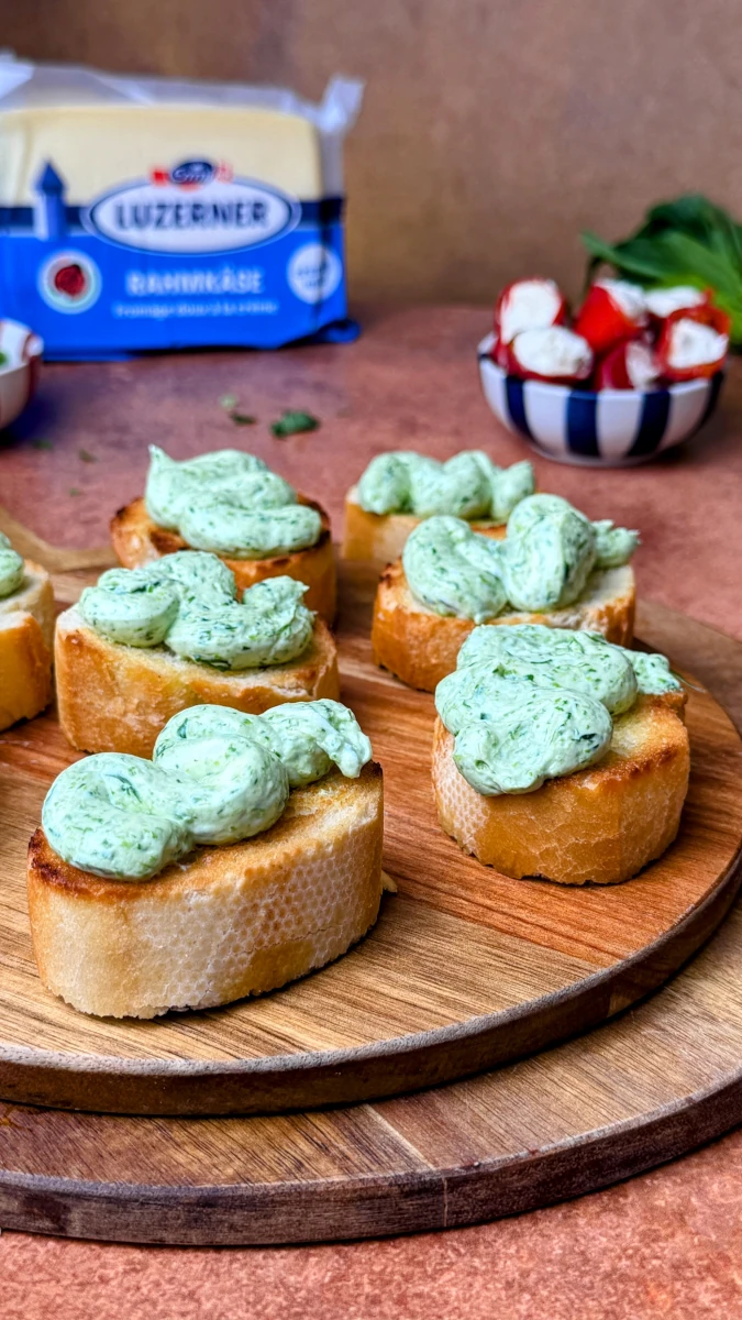 Bärlauch-Crostini auf Brunch-Platte 