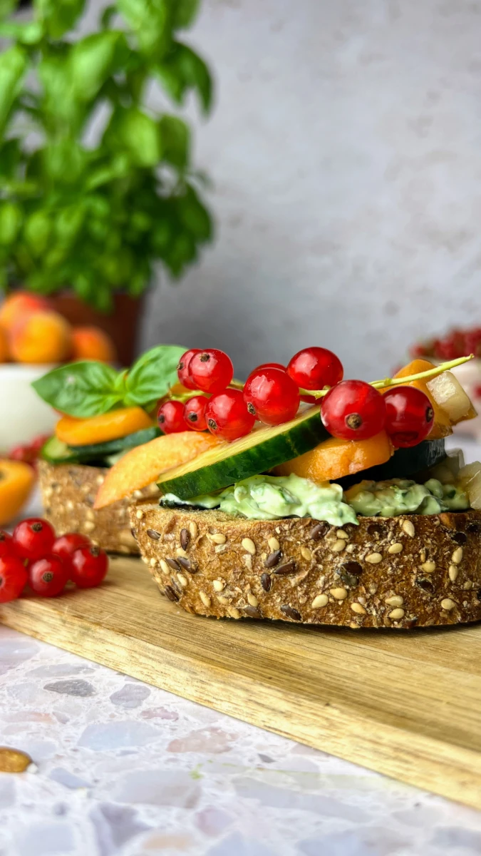 Basilikum-Crostini mit Aprikosen-Gurken Belag 