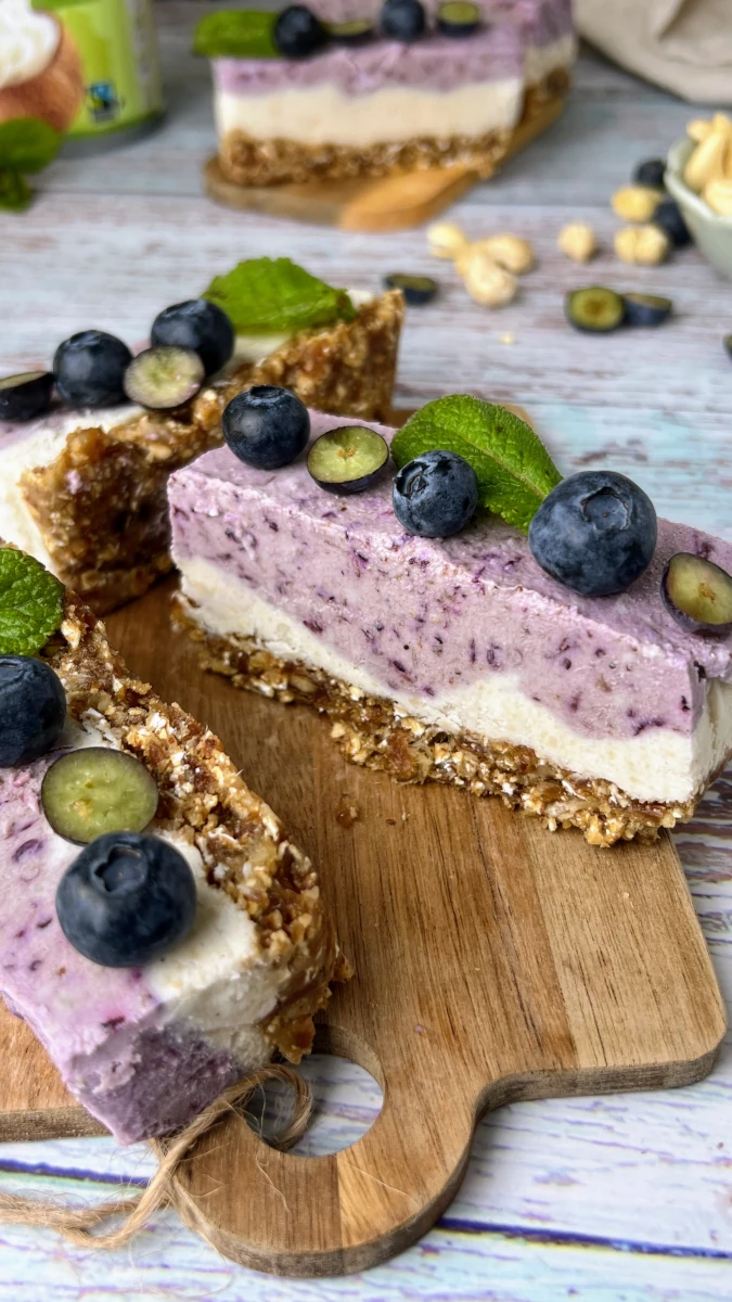 Raw vegan Cashew-Blueberry Bars 