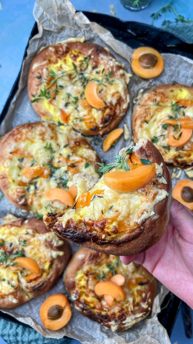 Mini Aprikosen-Raclette Focaccia 