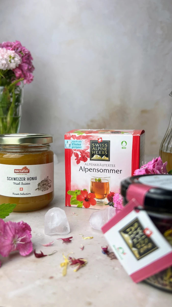 Alpsommer-Eistee mit süssen Honigblüten-Eiswürfeln Alpsommer-Eistee mit süssen Honigblüten-Eiswürfeln