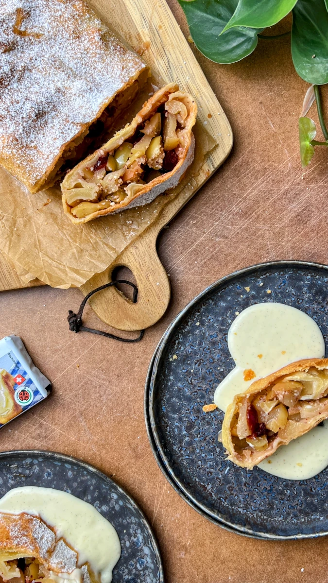 Apfelstrudel mit Vanillesauce 