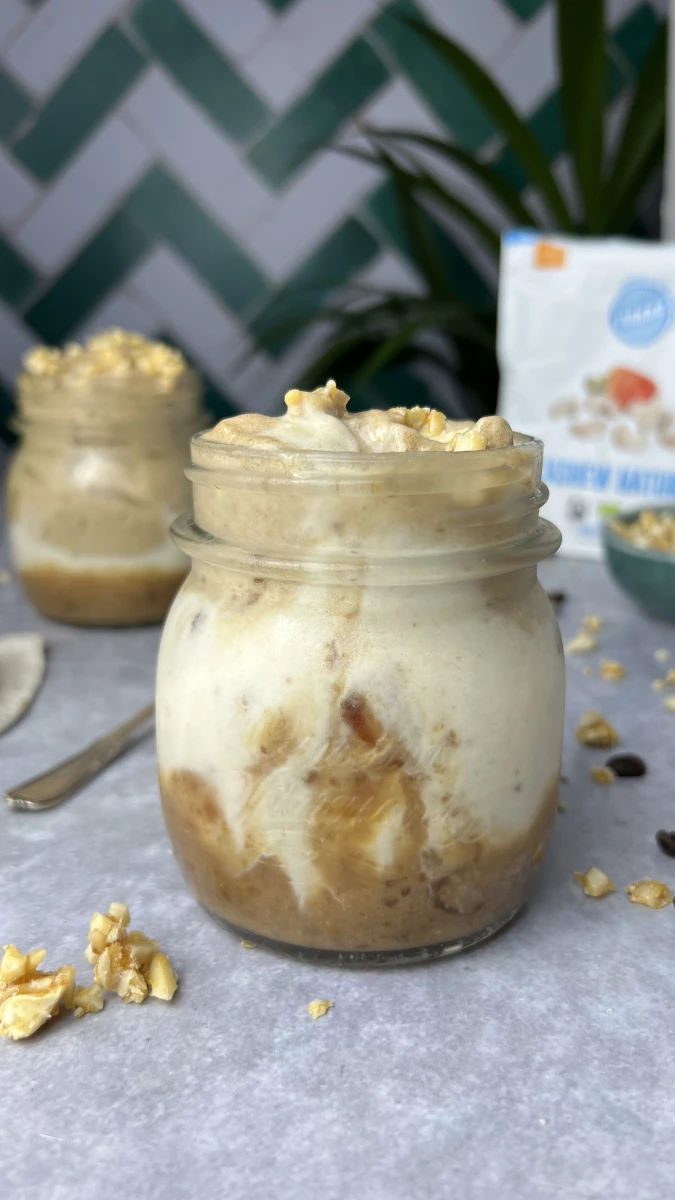 Bananen-Kaffee Eis mit Karamell und Crunch 