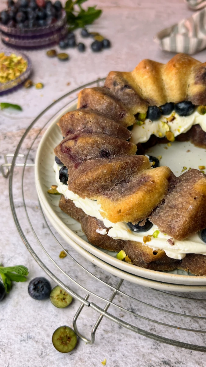 Blaubeer Swirl-Gugelhopf mit Fuellung 