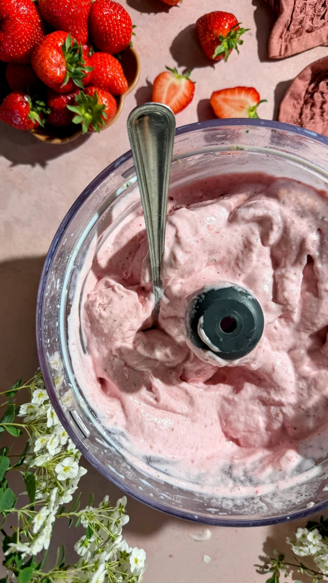 Leichte Erdbeerbowl mit extra Proteinkick