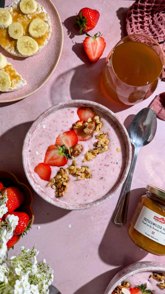 Leichte Erdbeerbowl mit extra Proteinkick