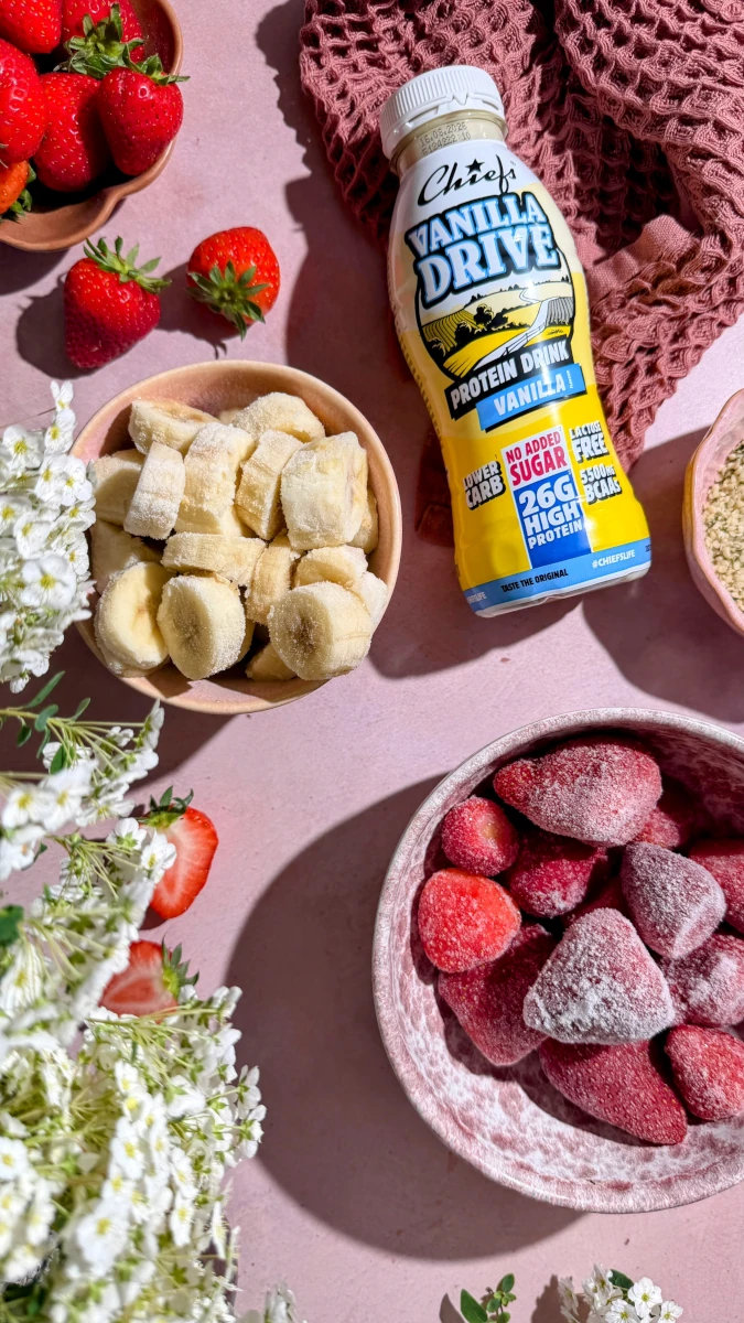 Leichte Erdbeerbowl mit extra Proteinkick