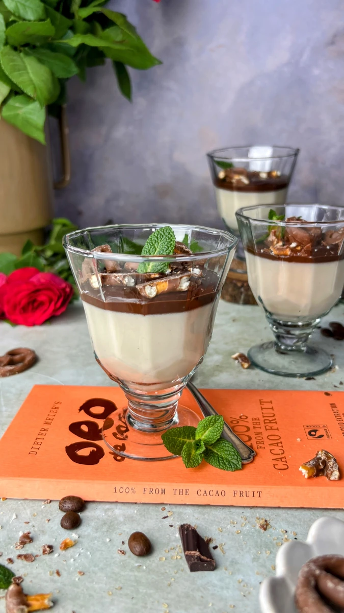 Kaffee Panna Cotta mit Schokoladensauce (vegan) 