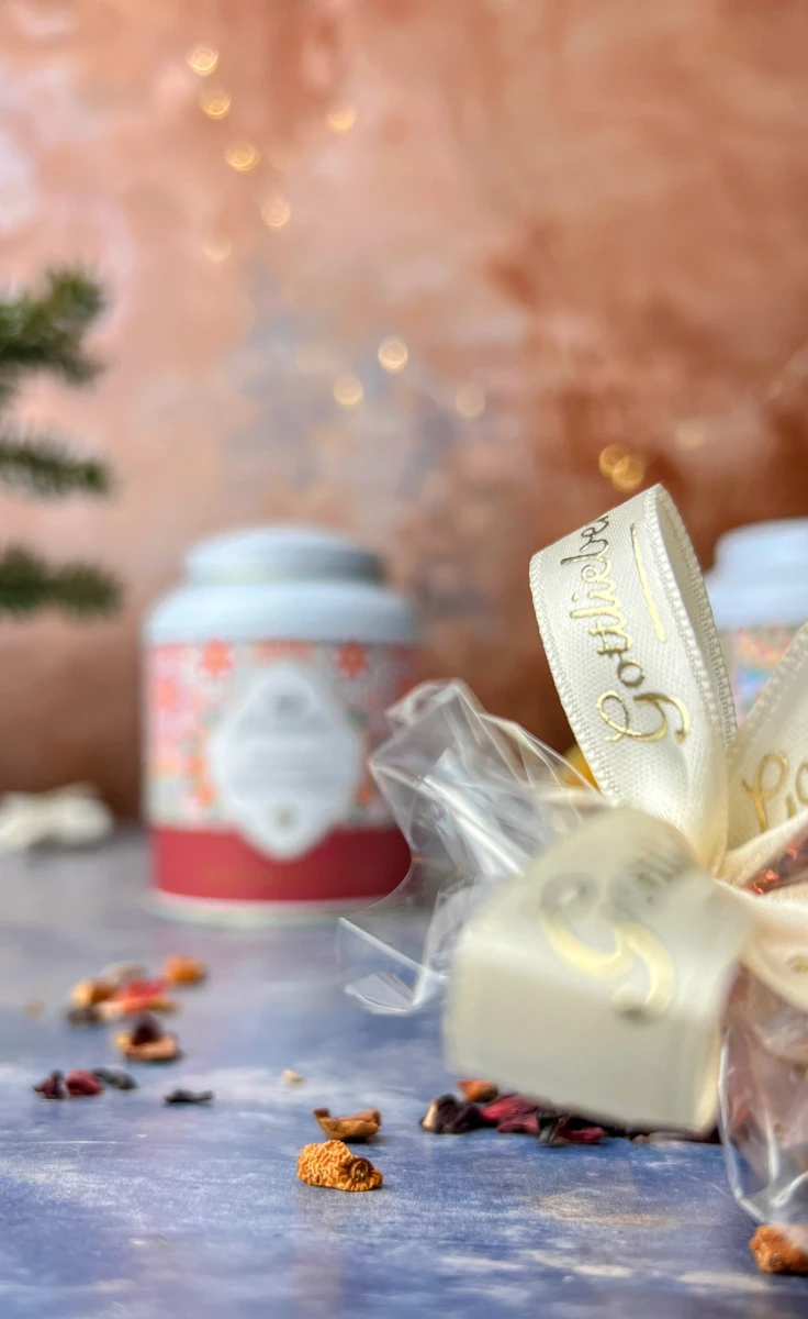 Früchtepunsch mit Gianduja-Orange Hüppen 