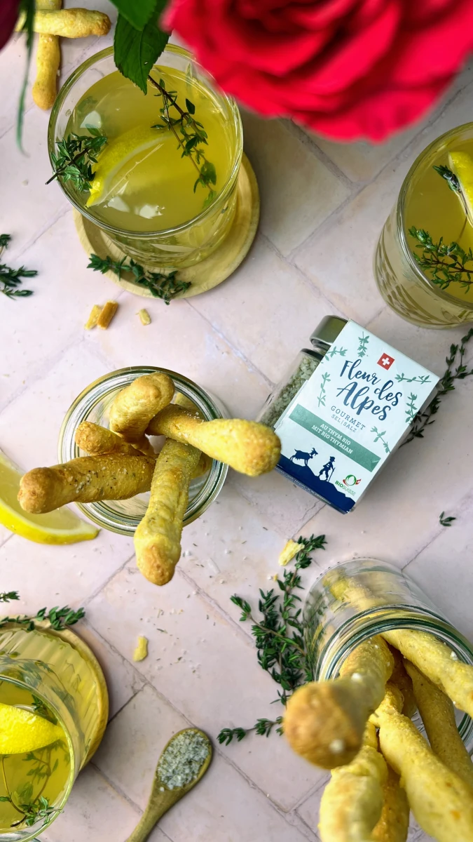Thymian-Käse Grissini mit Kräuter-Eistee Thymian-Käse Grissini mit Kräuter-Eistee