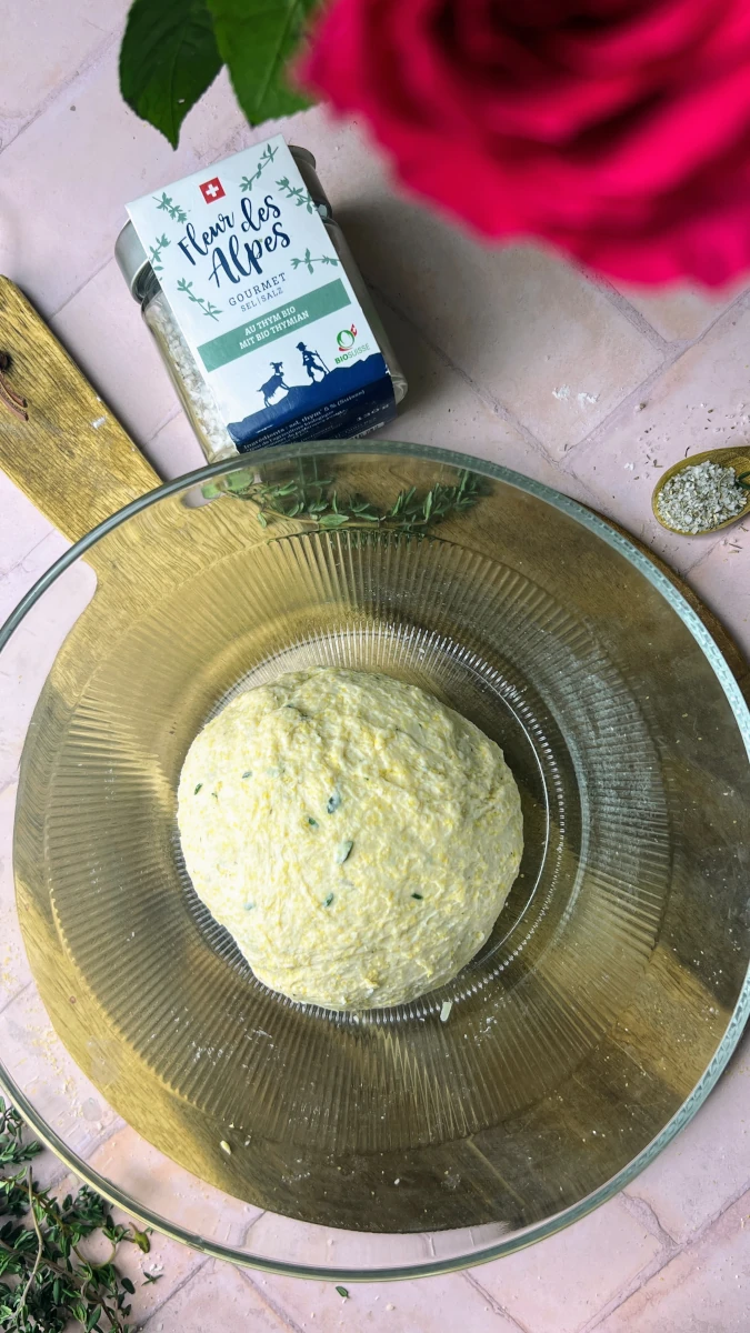 Thymian-Käse Grissini mit Kräuter-Eistee Thymian-Käse Grissini mit Kräuter-Eistee