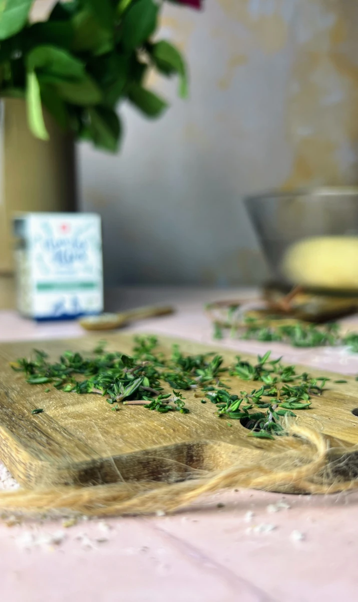 Thymian-Käse Grissini mit Kräuter-Eistee Thymian-Käse Grissini mit Kräuter-Eistee