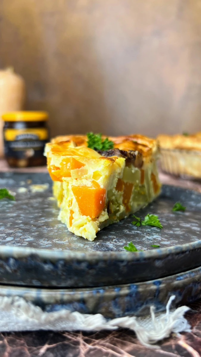 Kürbis-Gemüse Quiche mit Geister-Zwiebeln 