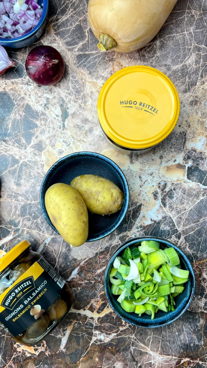 Kürbis-Gemüse Quiche mit Geister-Zwiebeln 