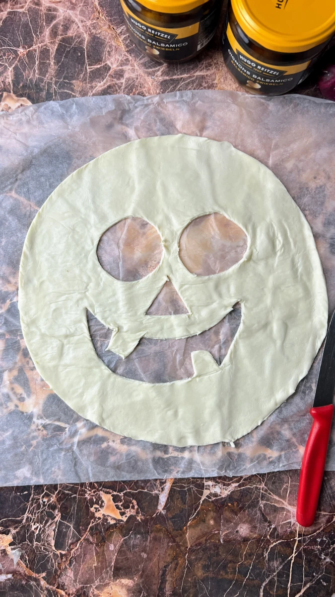 Kürbis-Gemüse Quiche mit Geister-Zwiebeln 