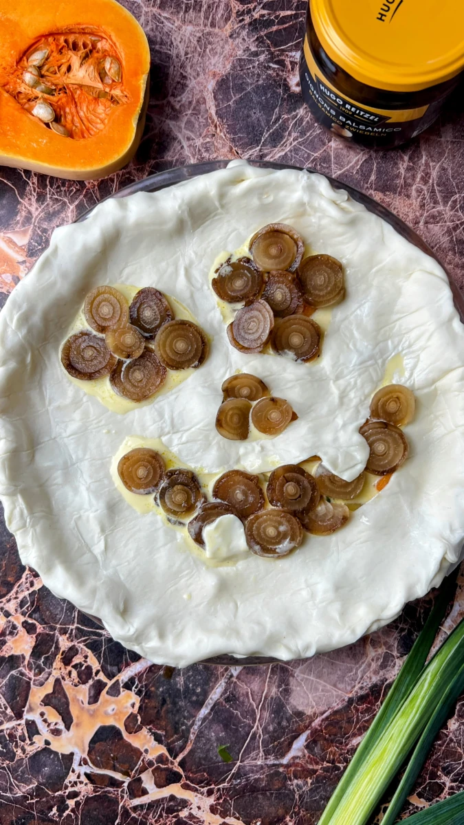 Kürbis-Gemüse Quiche mit Geister-Zwiebeln 