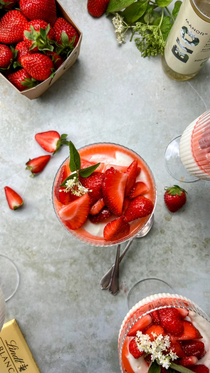 weisses Holunderblütenmousse mit Erdbeerkompott weisses Holunderblütenmousse mit Erdbeerkompott