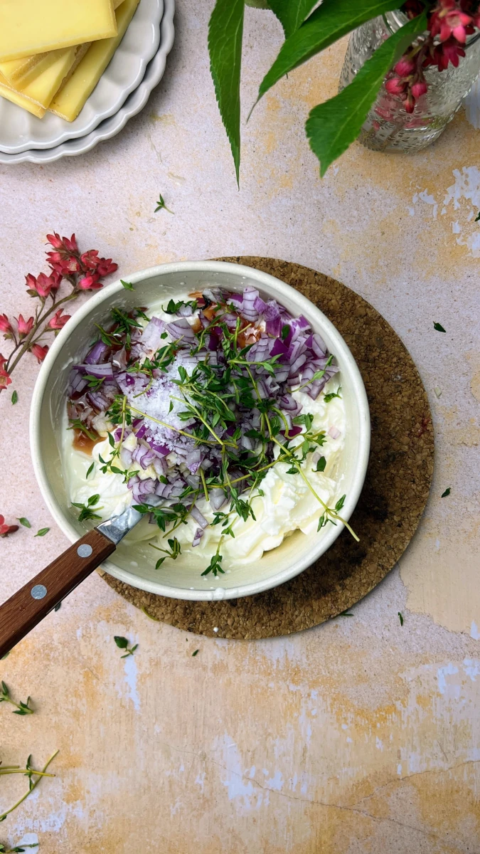 Spicy Kartoffel-Raclette Tätschli mit Kräuterdip 