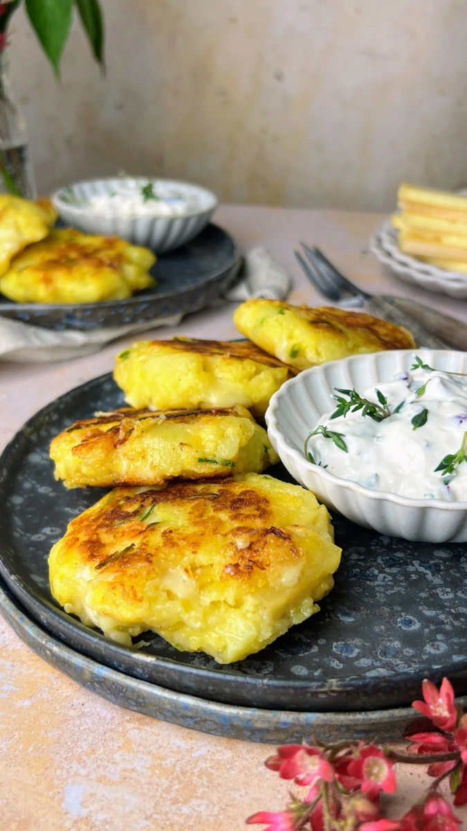 Spicy Kartoffel-Raclette Tätschli mit Kräuterdip 