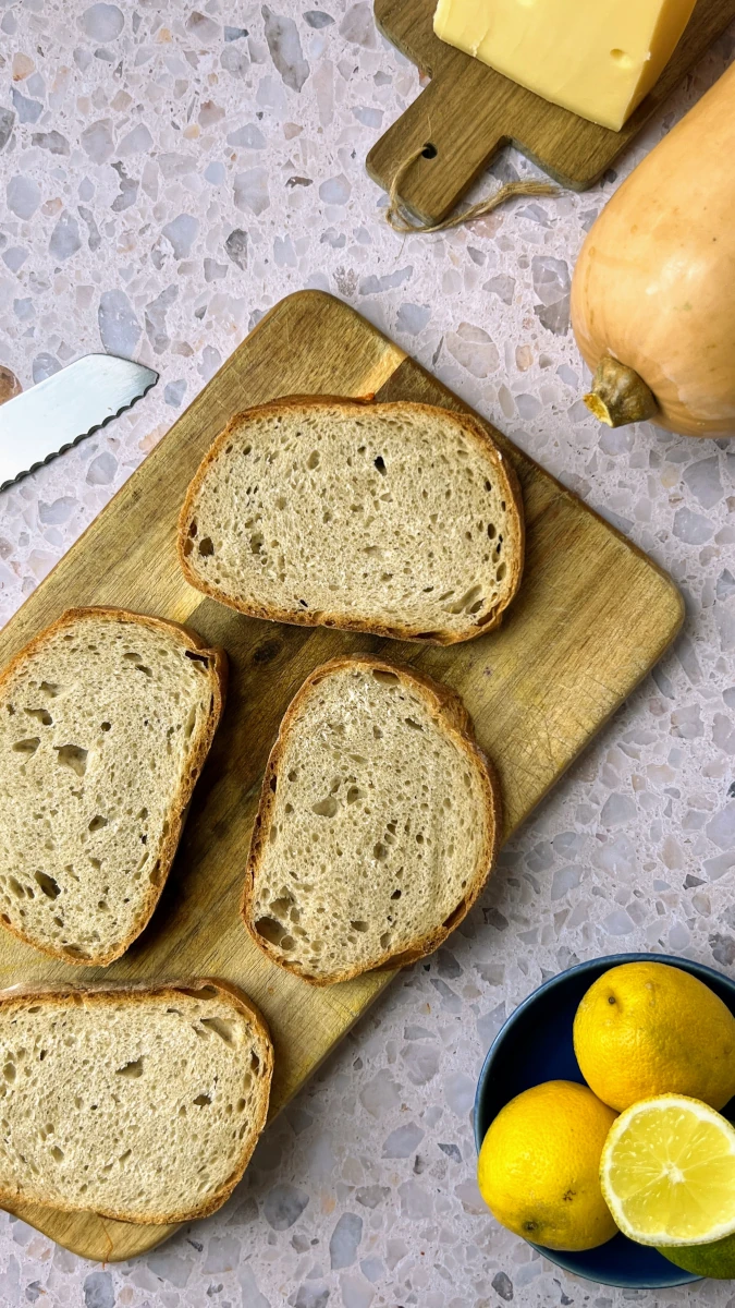 Racletteschnitten belegt mit Kürbissalat 