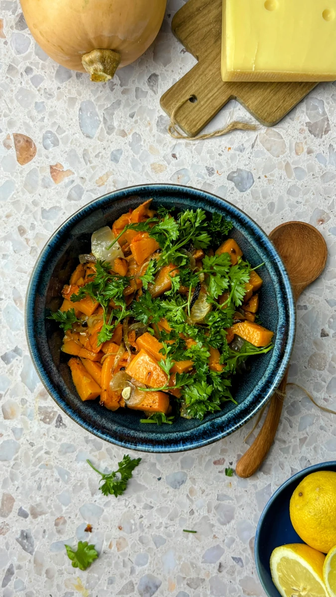 Racletteschnitten belegt mit Kürbissalat 