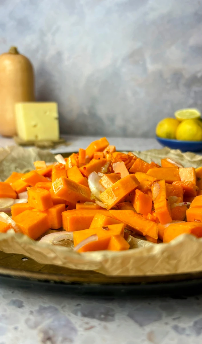 Racletteschnitten belegt mit Kürbissalat 