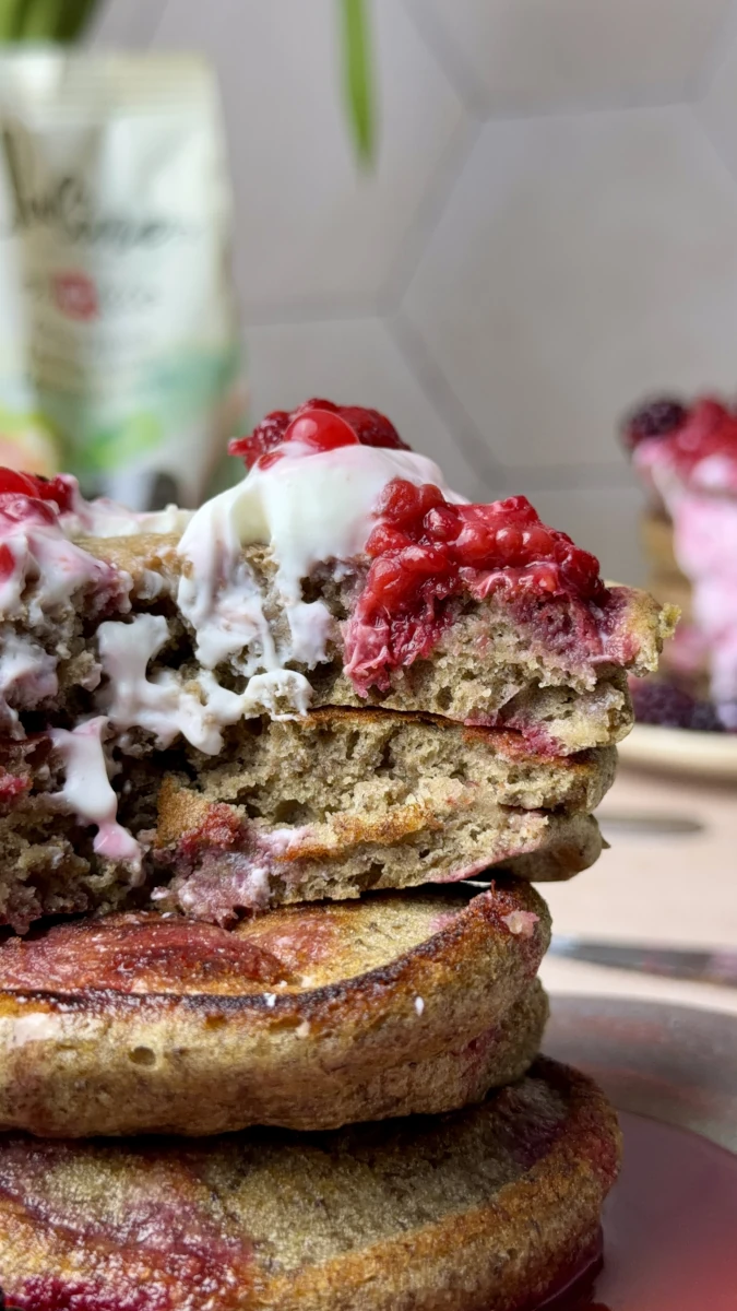 High Protein Linsen Pancakes mit heissen Beeren 