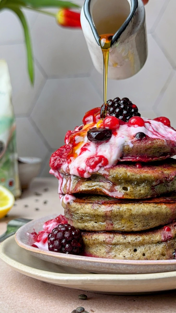 High Protein Linsen Pancakes mit heissen Beeren 