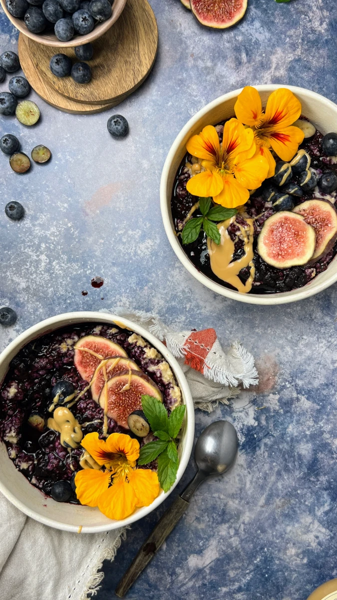 Mandel-Porridge mit heissen Beeren