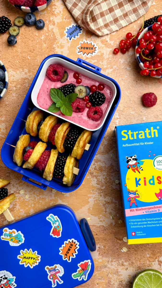 Gesunde Mini-Pancakes mit fruchtigem Joghurtdip 