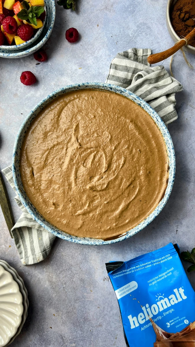 Heliomalt-Mousse au chocolate mit Fruchtkompott 