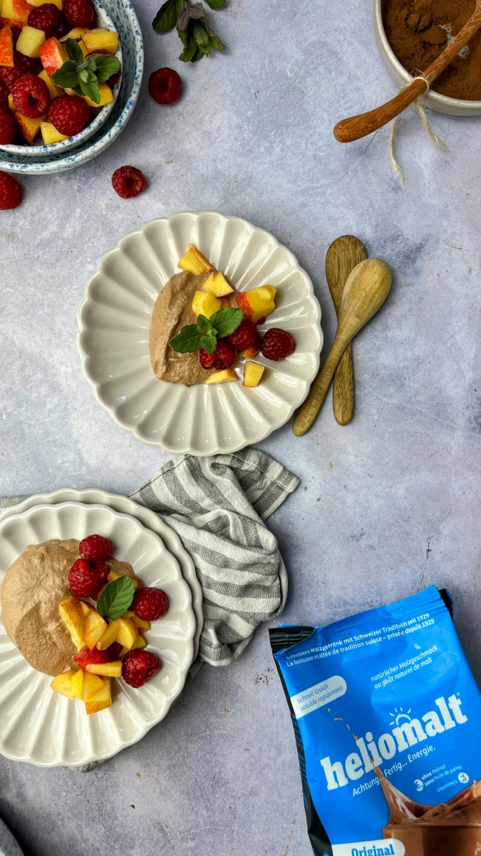 Heliomalt-Mousse au chocolate mit Fruchtkompott 