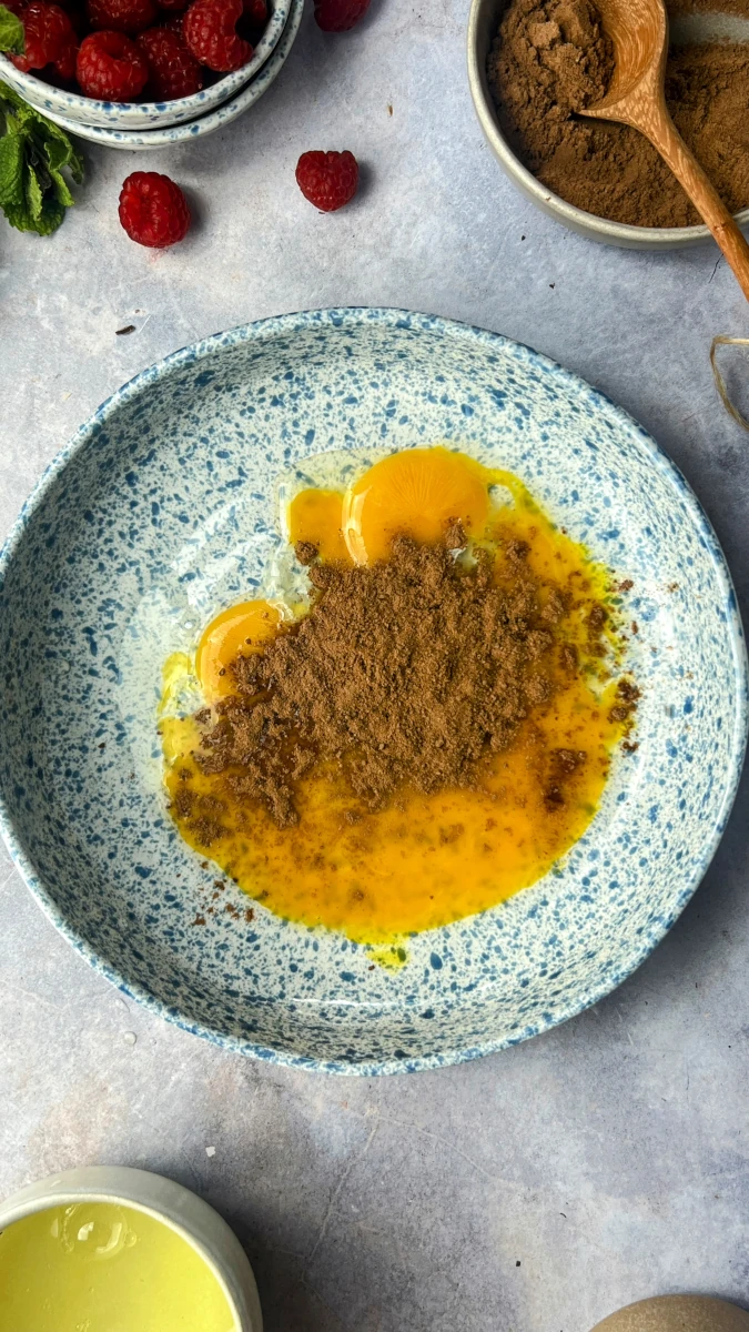 Heliomalt-Mousse au chocolate mit Fruchtkompott 