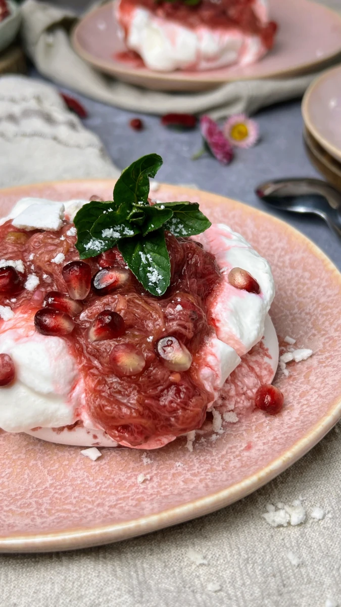 vegane Pavlova mit Rhabarber 