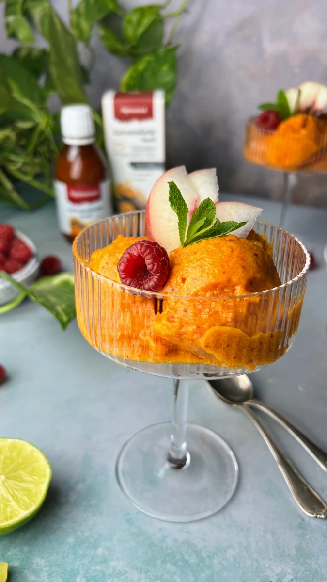 Nektarinen-Himbeer Sorbet mit Curcumaforte liquid Nektarinen-Himbeer Sorbet mit Curcumaforte liquid