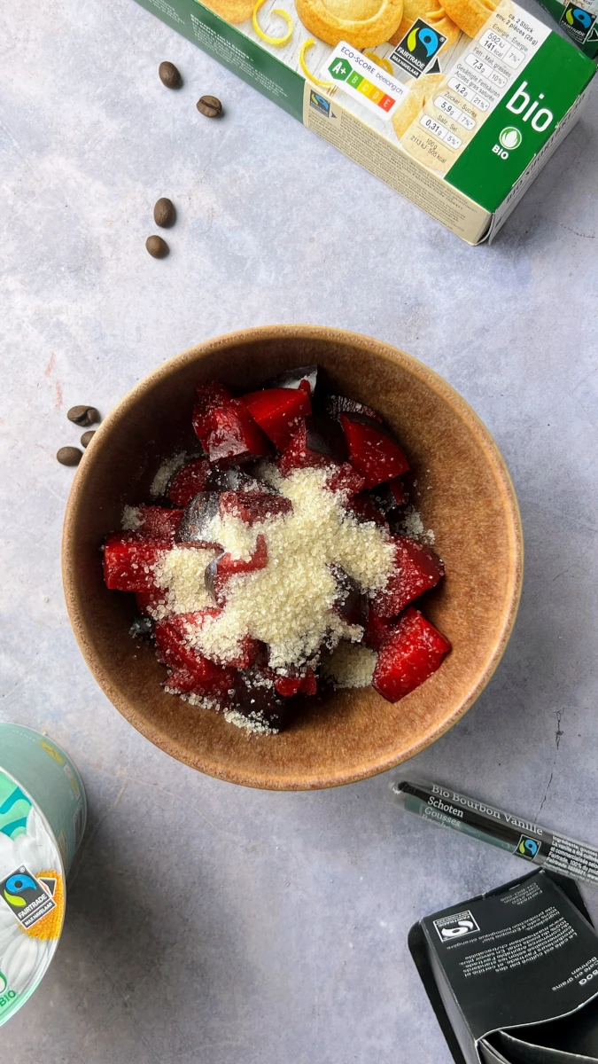 Pflaumen-Kokos Tiramisu im Glas 