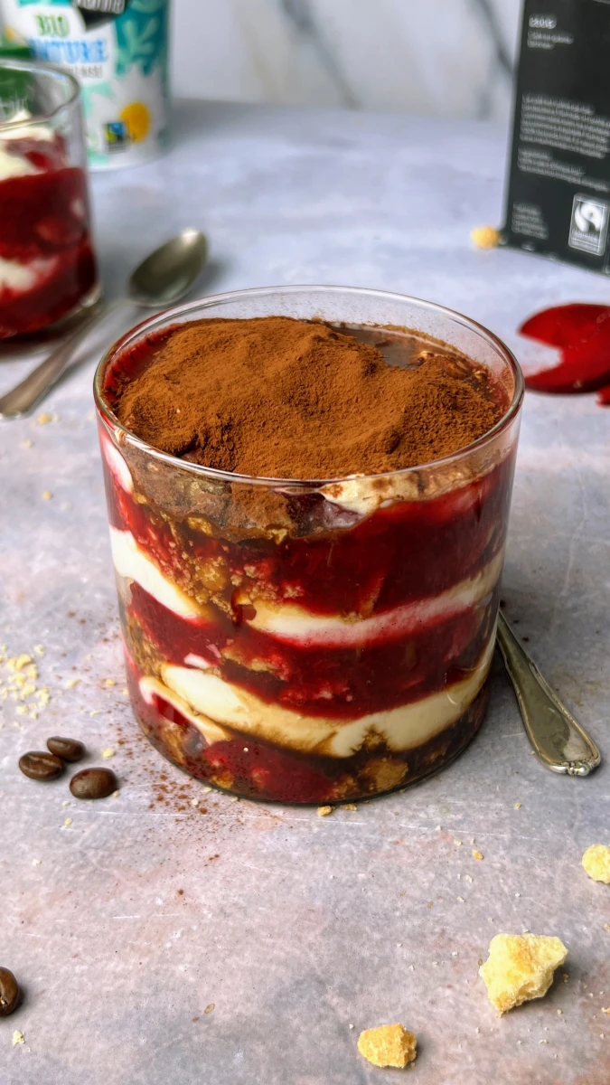 Pflaumen-Kokos Tiramisu im Glas 