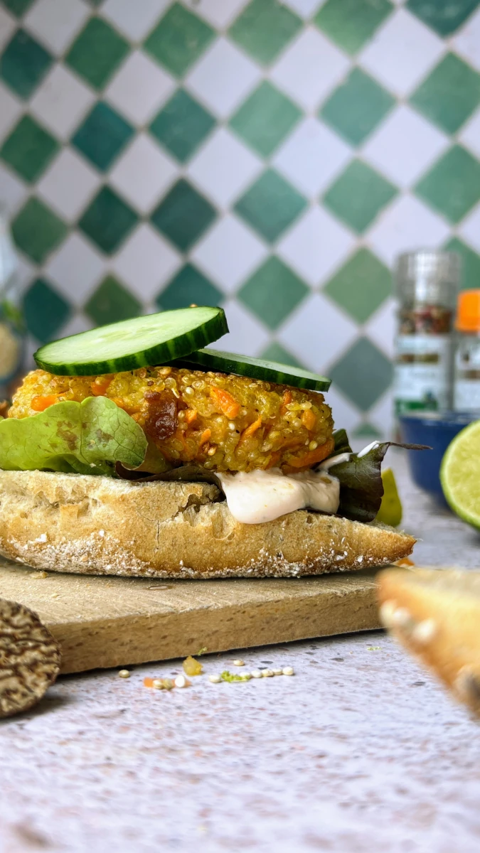 Quinoa-Burger mit Erdnusssauce