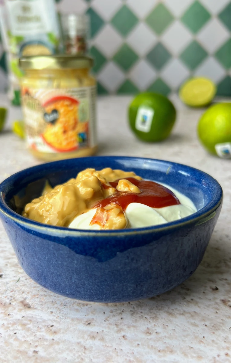Quinoa-Burger mit Erdnusssauce