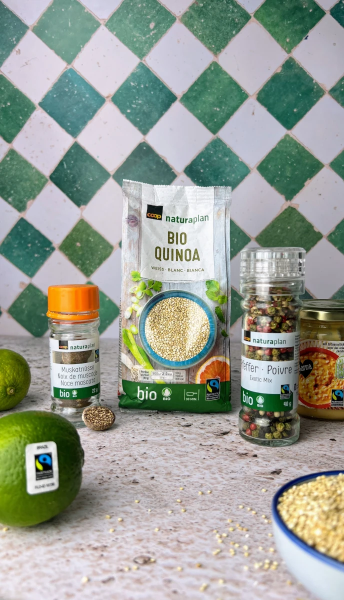 Quinoa-Burger mit Erdnusssauce