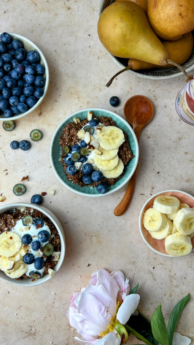Kakao-Quinoa Porridge mit Birne und Banane 
