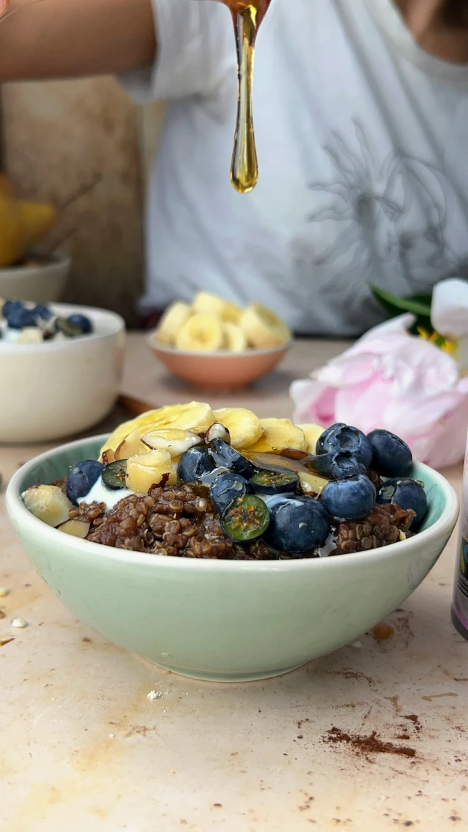 Kakao-Quinoa Porridge mit Birne und Banane 