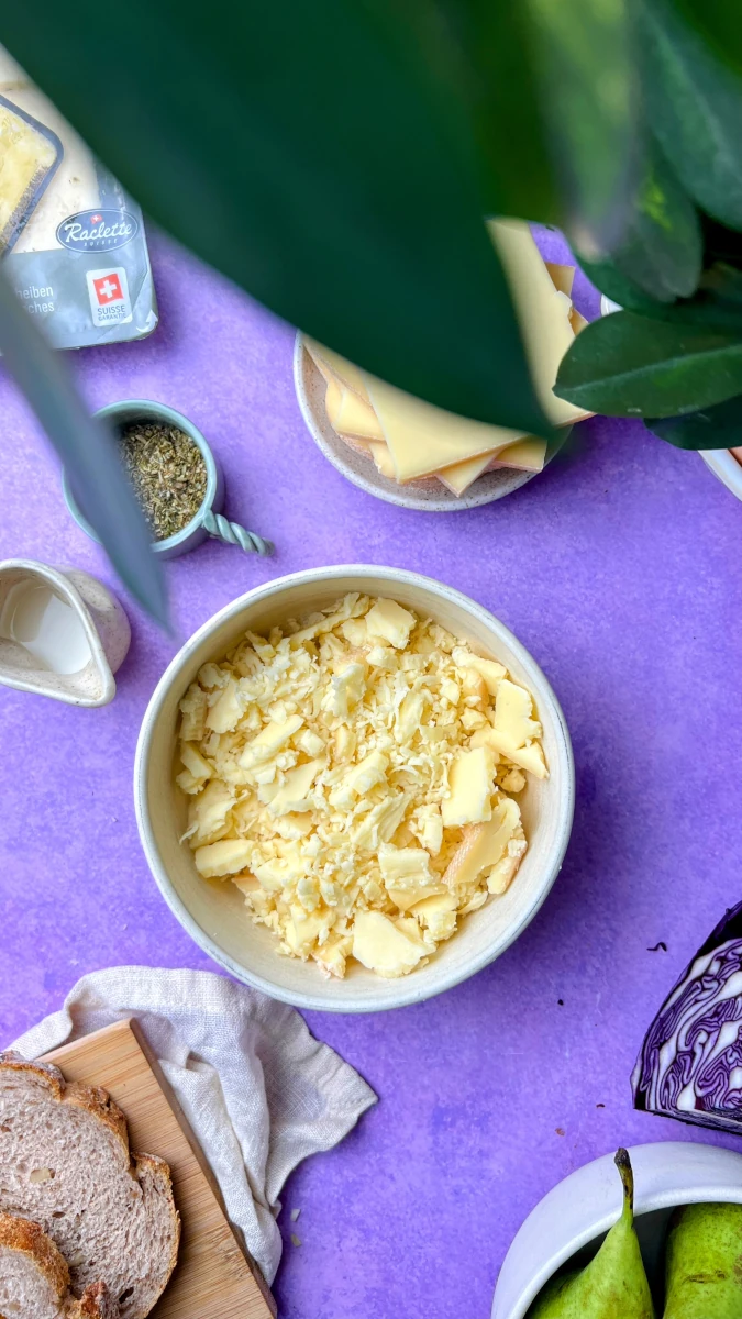 Rotkabis-Birnensuppe mit Käse-Croutons 