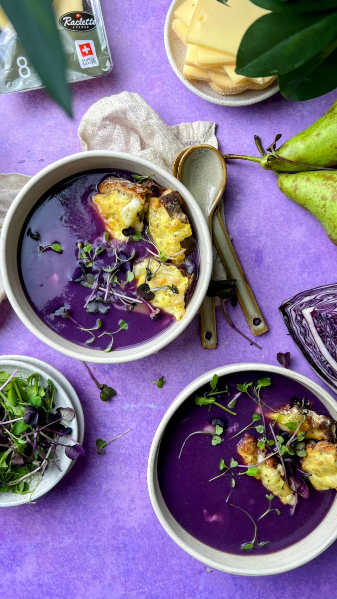 Rotkabis-Birnensuppe mit Käse-Croutons 
