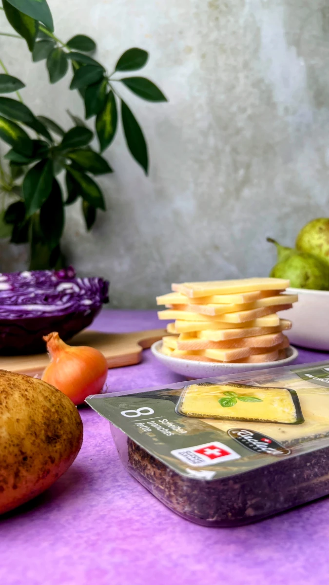 Rotkabis-Birnensuppe mit Käse-Croutons 