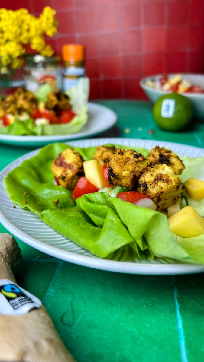 Curry-Tempeh in Gemüse-Wrap Curry-Tempeh in Gemüse-Wrap