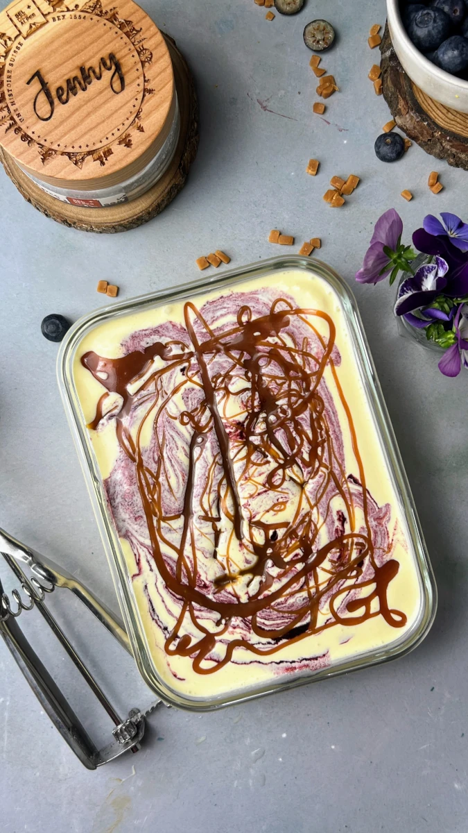Salted Caramel Glace mit Blaubeeren 