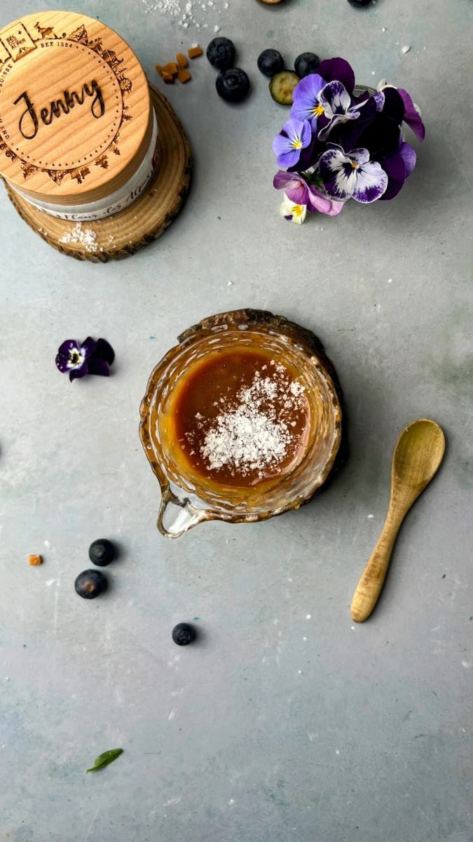 Salted Caramel Glace mit Blaubeeren 