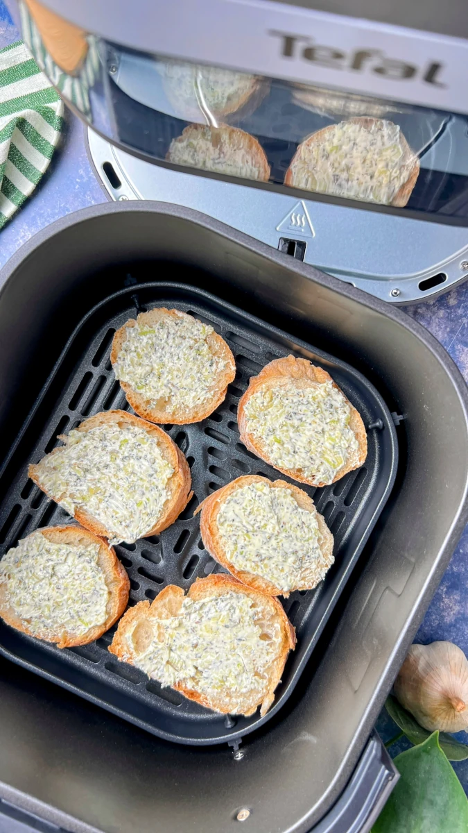 Onepot Schmorgericht mit geröstetem Knoblauchbrot aus dem Airfryer 